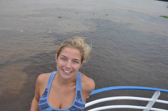 Navegando no 'encontro das águas', ponto de encontro entre o Rio Negro e o Rio Solimões, formando o Rio Amazonas